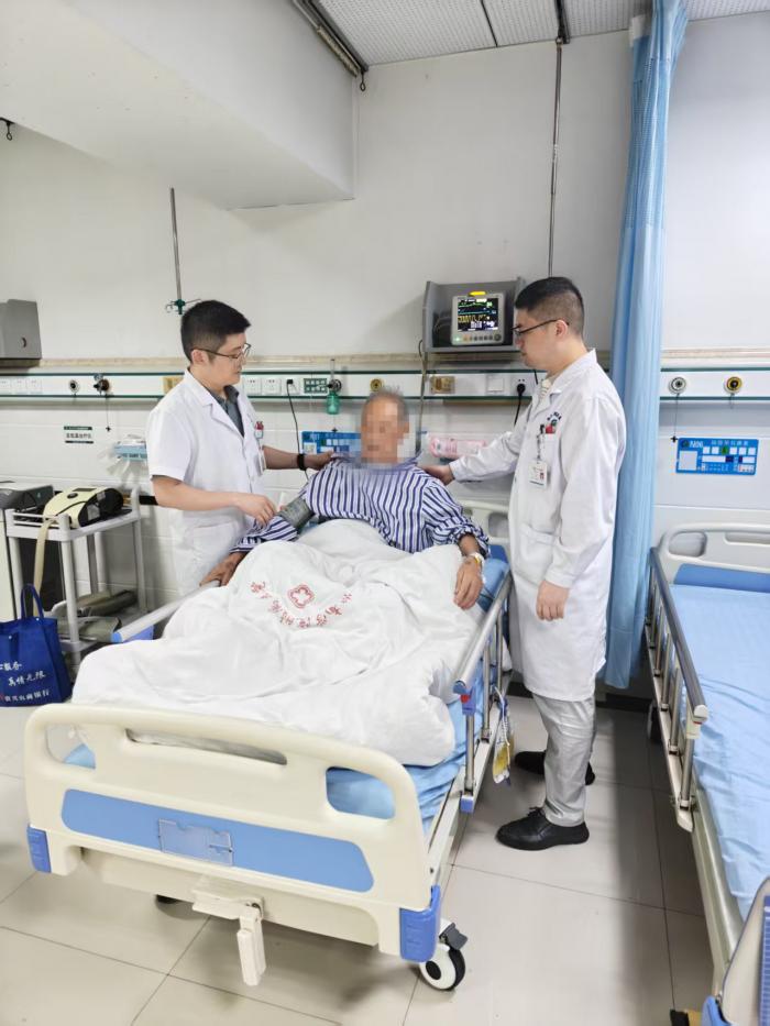 八旬老人颅内“双高危”命悬一线 三甲医院79分钟打通“生命通道”1 (1).jpg