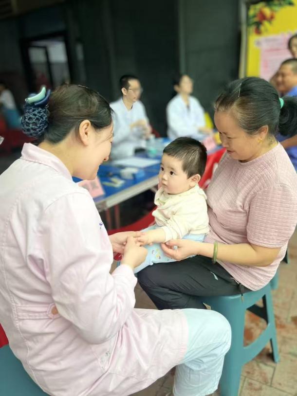 世界哮喘日:湘南学院附属医院在暴雨中传递健康守护 (2).jpg 世界哮喘日:湘南学院附属医院在暴雨中传递健康守护 (2).jpg