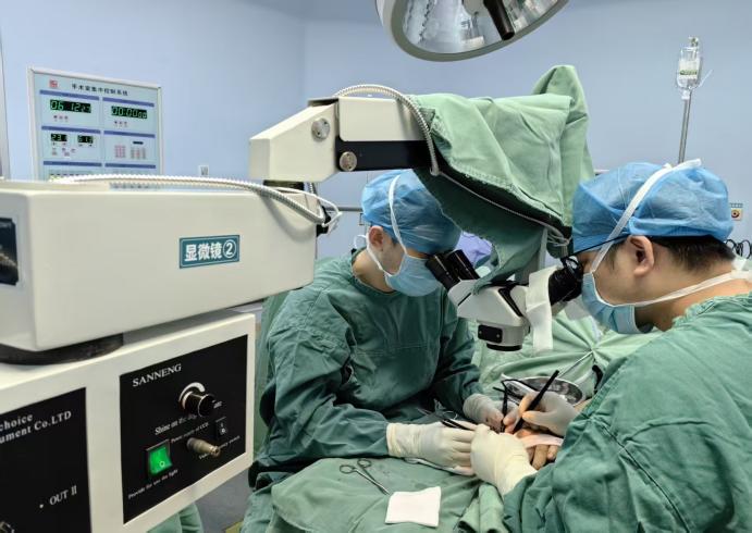 深夜手术室的“指尖芭蕾”:湘南学院附属医院骨科四小时抢回断指1.jpg 深夜手术室的“指尖芭蕾”:湘南学院附属医院骨科四小时抢回断指1.jpg