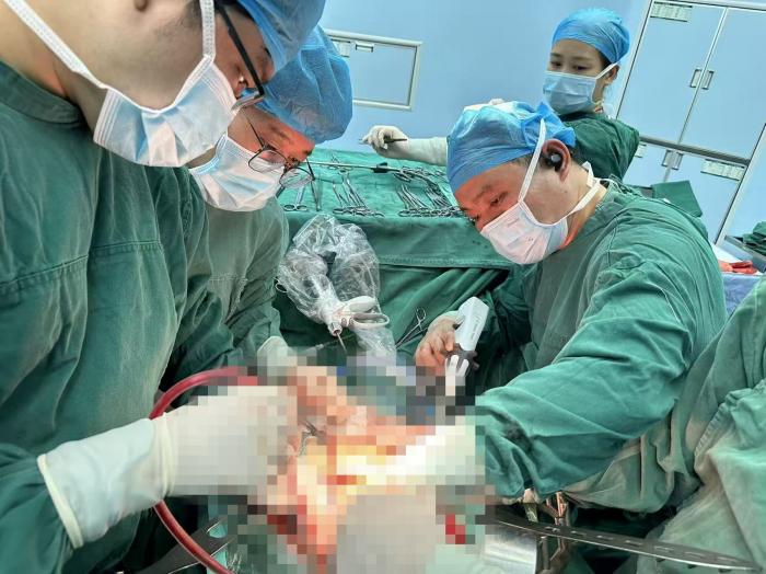 生死时速！凌晨车祸致肝破裂，医务人员极限救援抢回生命1 (1).jpg