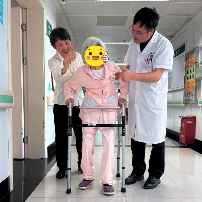 1百岁老人术后次日行走，患者点赞：医生神仙下凡 (3).jpg